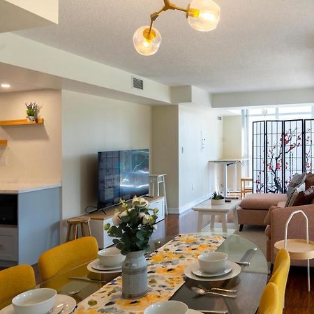 Large 2 Bedrooms Besides Cn Tower Toronto Bagian luar foto