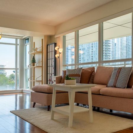 Large 2 Bedrooms Besides Cn Tower Toronto Bagian luar foto