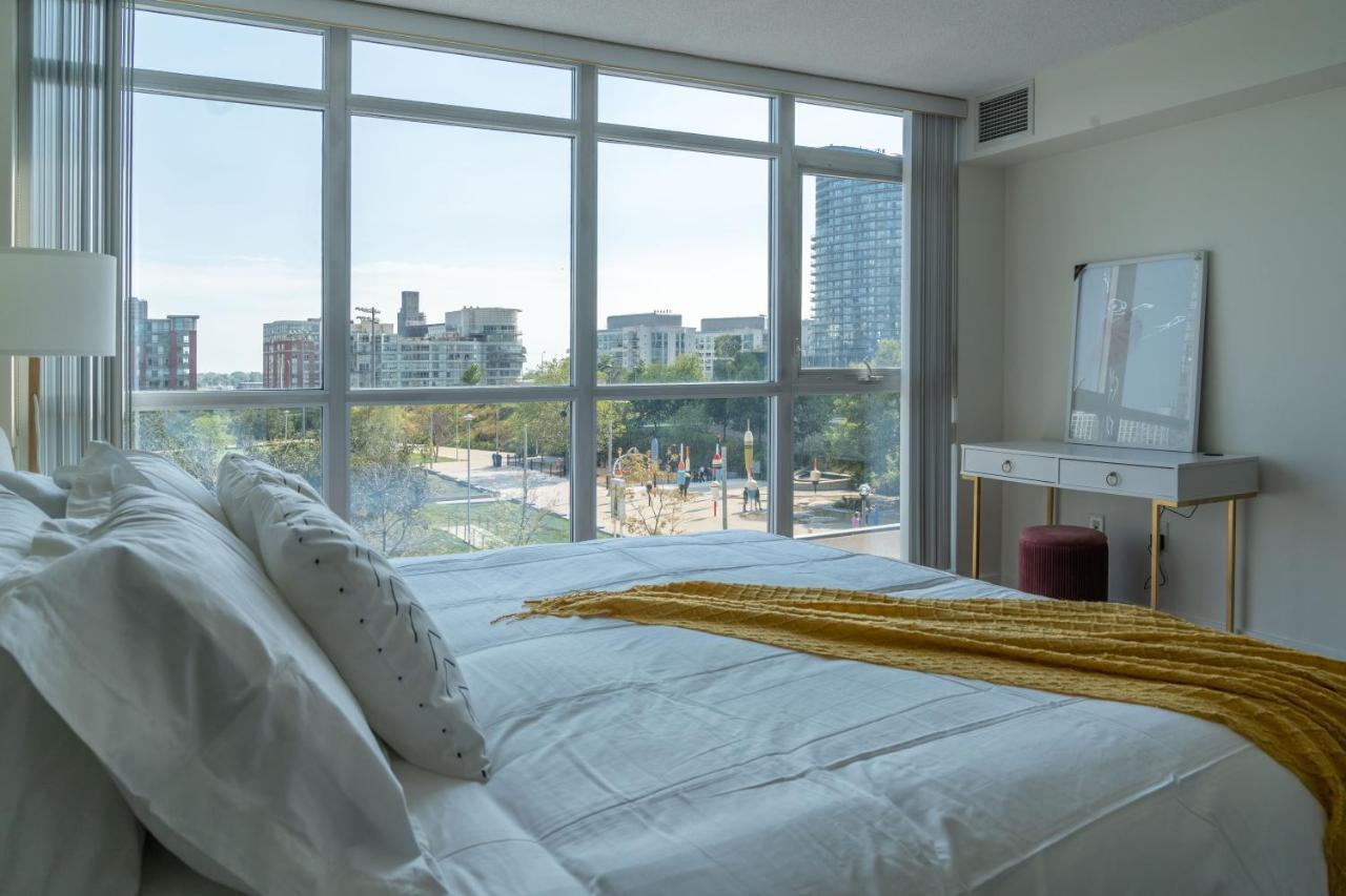 Large 2 Bedrooms Besides Cn Tower Toronto Bagian luar foto