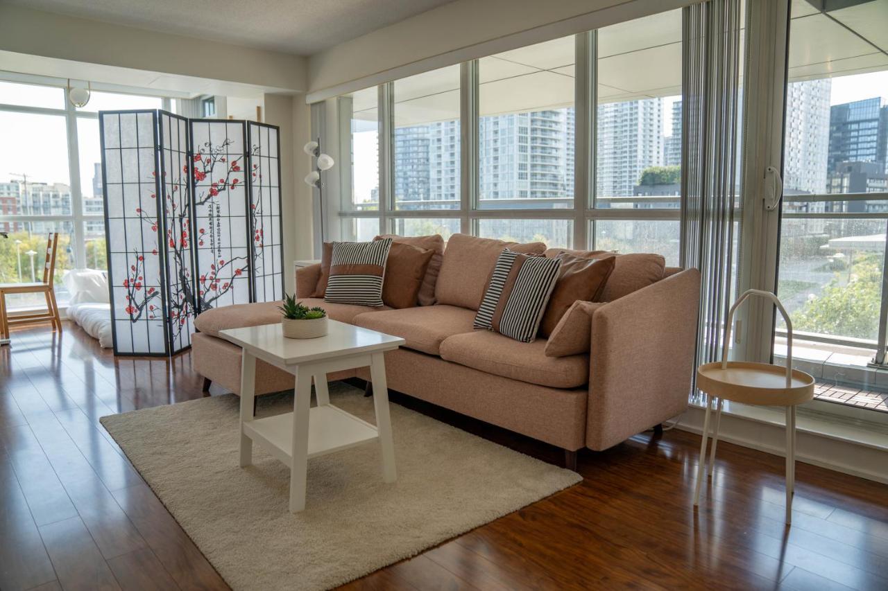 Large 2 Bedrooms Besides Cn Tower Toronto Bagian luar foto