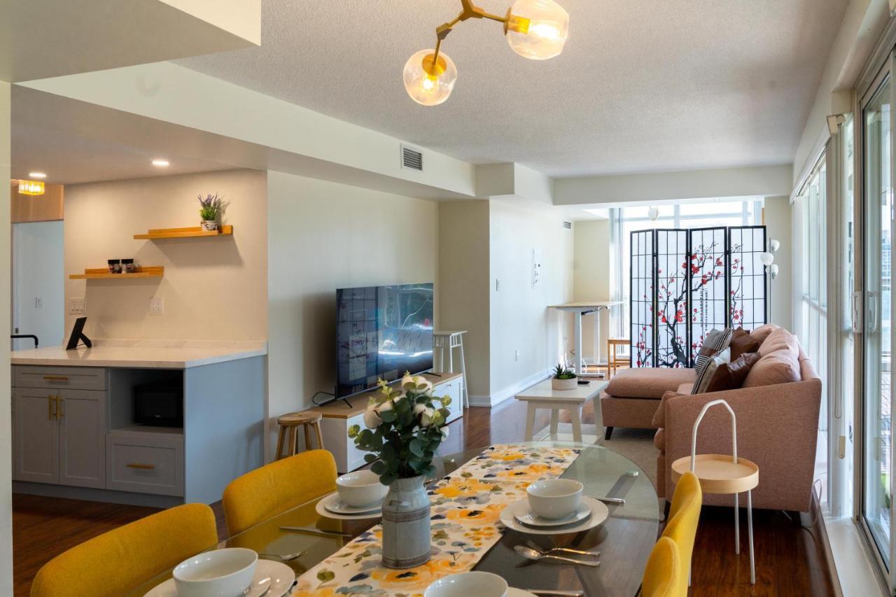 Large 2 Bedrooms Besides Cn Tower Toronto Bagian luar foto