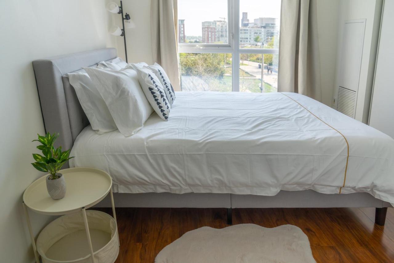 Large 2 Bedrooms Besides Cn Tower Toronto Bagian luar foto