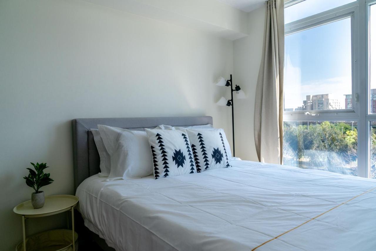 Large 2 Bedrooms Besides Cn Tower Toronto Bagian luar foto