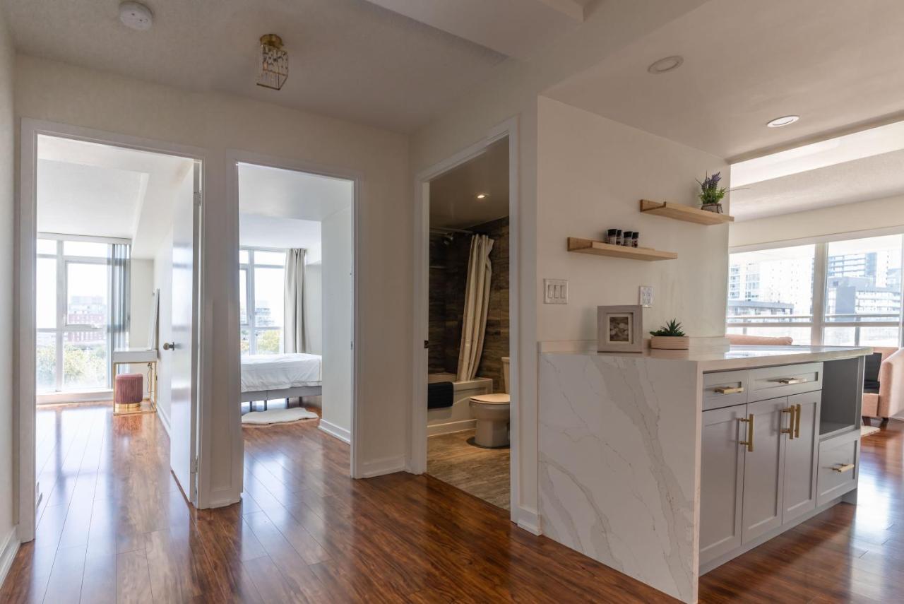 Large 2 Bedrooms Besides Cn Tower Toronto Bagian luar foto
