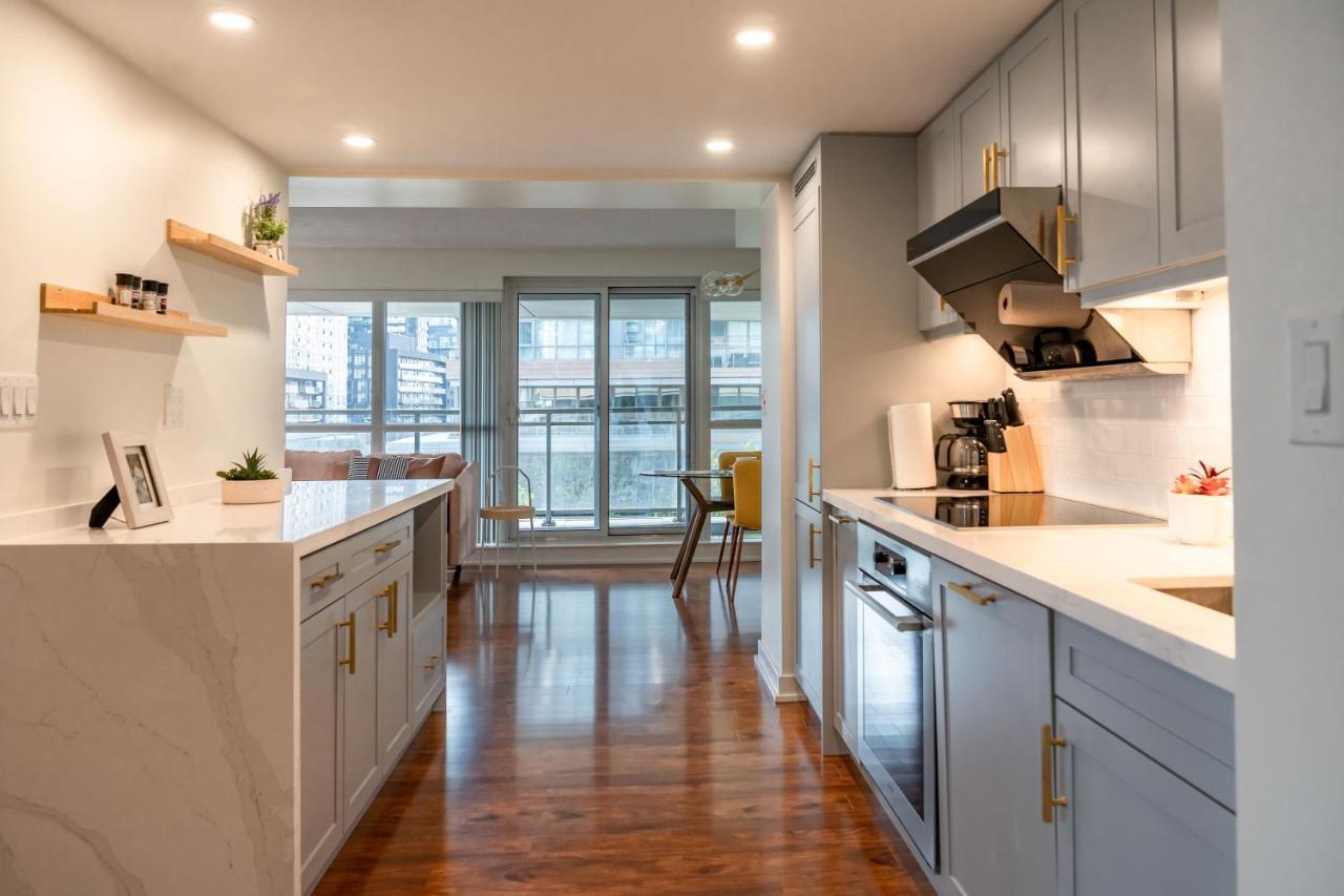 Large 2 Bedrooms Besides Cn Tower Toronto Bagian luar foto