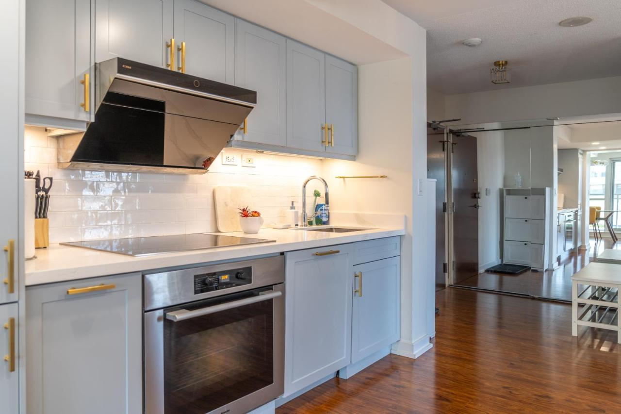 Large 2 Bedrooms Besides Cn Tower Toronto Bagian luar foto