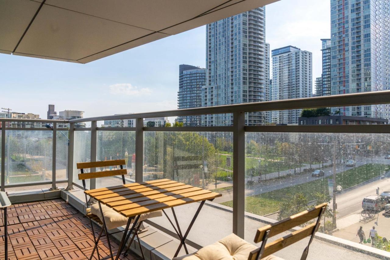 Large 2 Bedrooms Besides Cn Tower Toronto Bagian luar foto