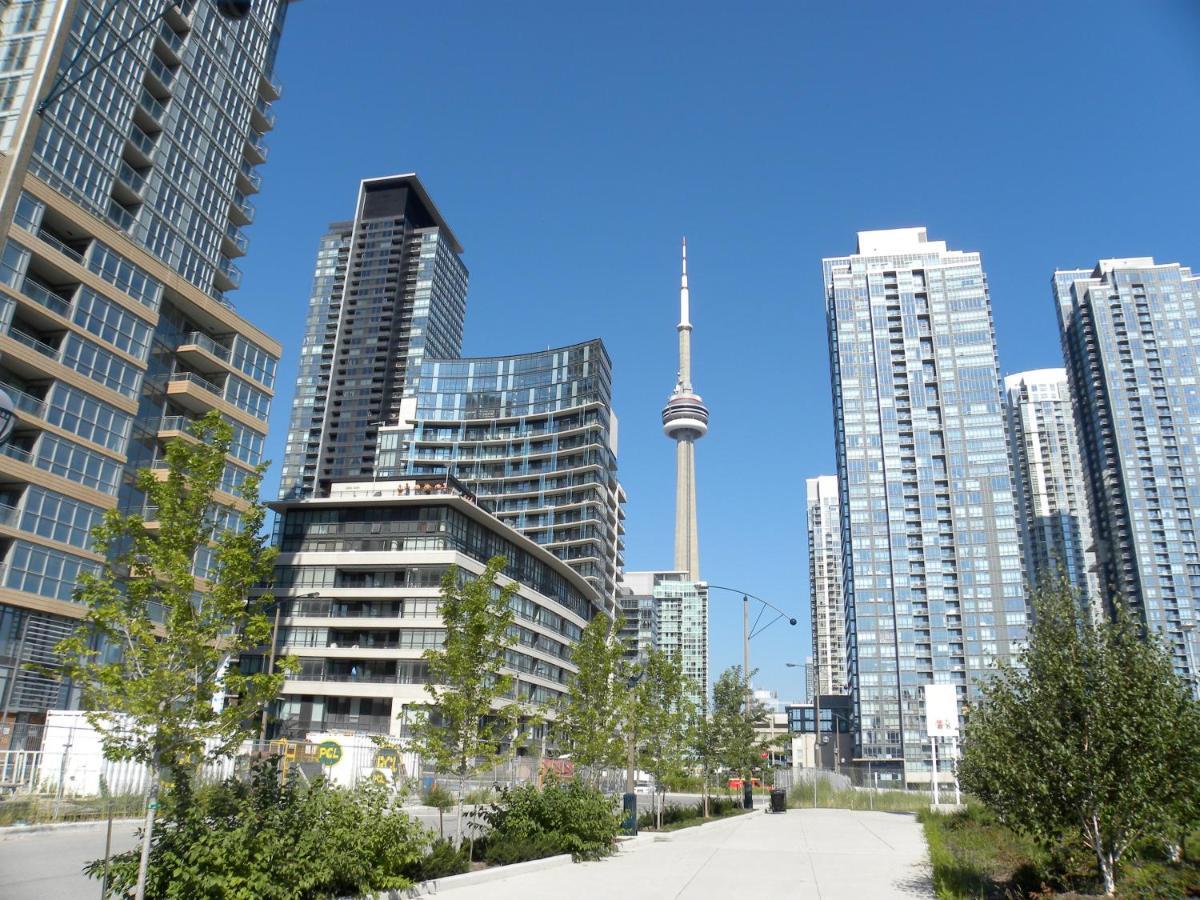 Large 2 Bedrooms Besides Cn Tower Toronto Bagian luar foto