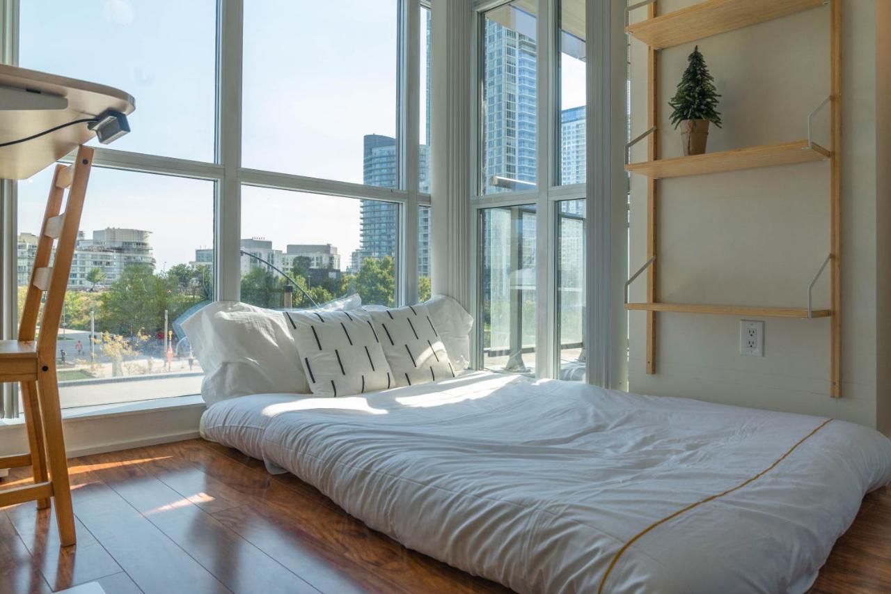 Large 2 Bedrooms Besides Cn Tower Toronto Bagian luar foto